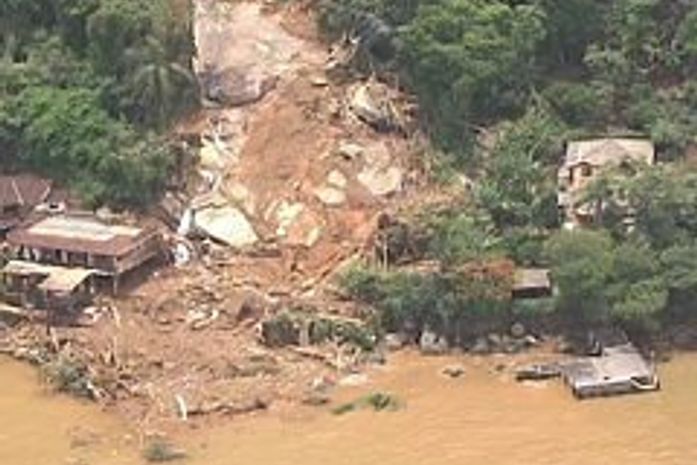 Deslizamento de terra soterra pousada e casas em Angra dos Reis e causa mortes