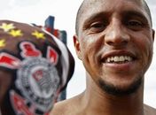 Principal reforço de 2010, Roberto Carlos segura camisa do Corinthians, onde reencontrará Ronaldo