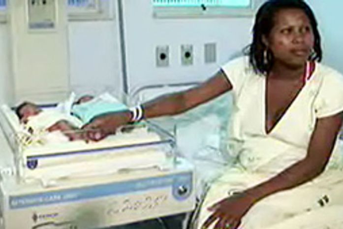 Cabeleireira dá à luz gêmeos durante réveillon