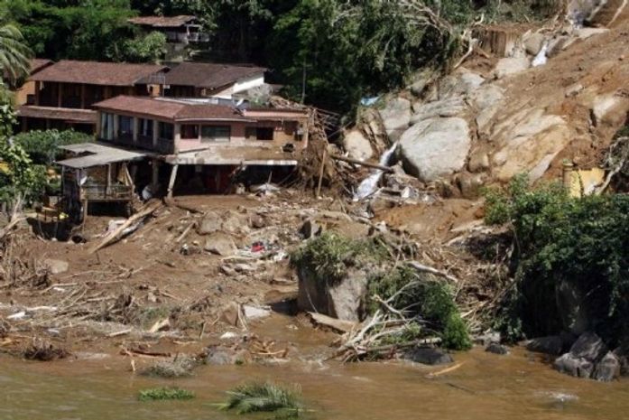 Deslizamento soterra pousada de luxo e arrasta casas na Praia do Bananal