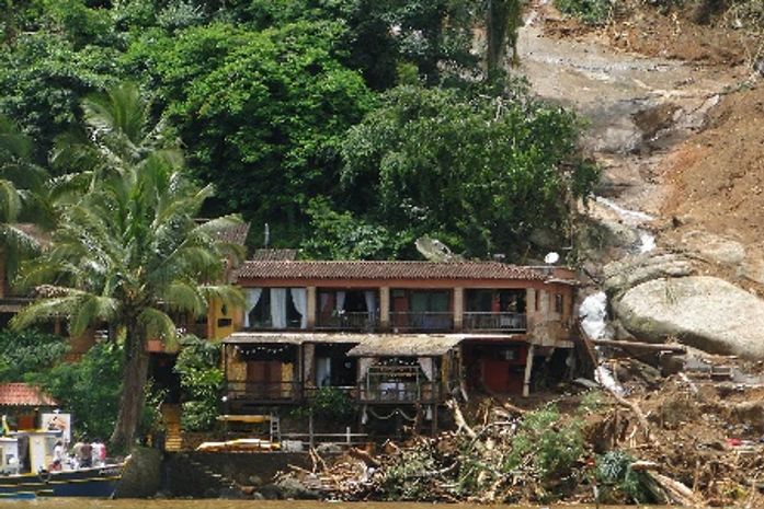 Sobe para 33 número de mortos em Angra
