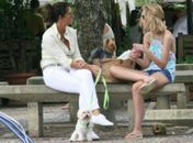 Luiza Brunet passeia com os filhos na Lagoa (Rio)