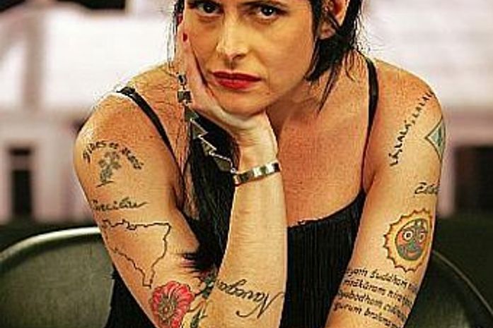 Fernanda Young chama colunista de otário pelo twitter