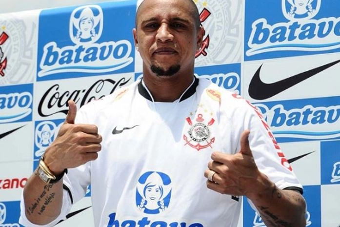 Com recepção de popstar, Roberto Carlos encarna \"alma corintiana\"