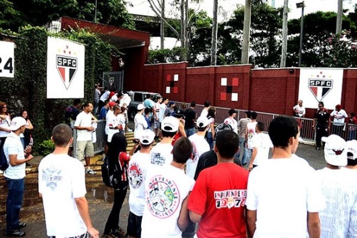 São Paulo volta ao batente com caras novas e ausências
