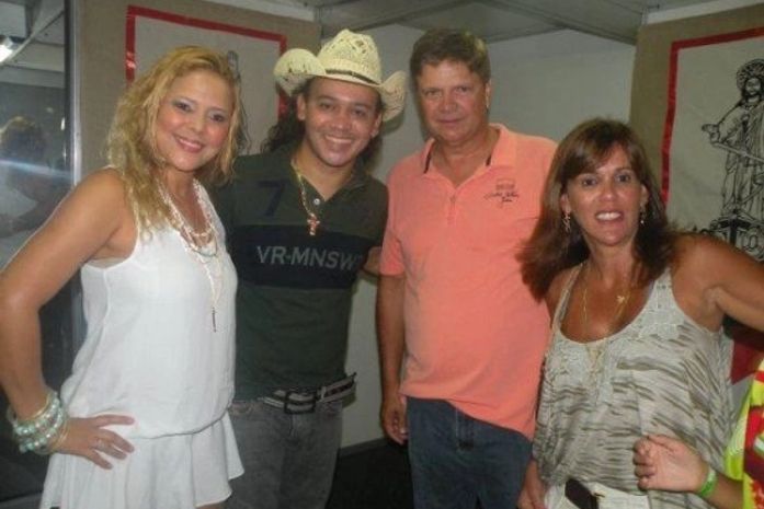 Prefeito Alexandre Toledo e sua esposa ao lado dos cantores dos Cavaleiros do Forró
