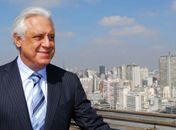Relacionamento entre homem-máquina é um dos assuntos de \"Tempos Modernos\"