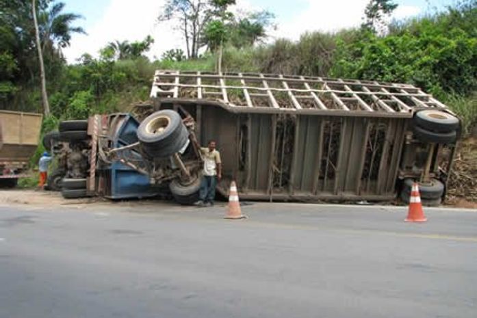 Caminhão carregado com toneladas de cana tomba na BR-101