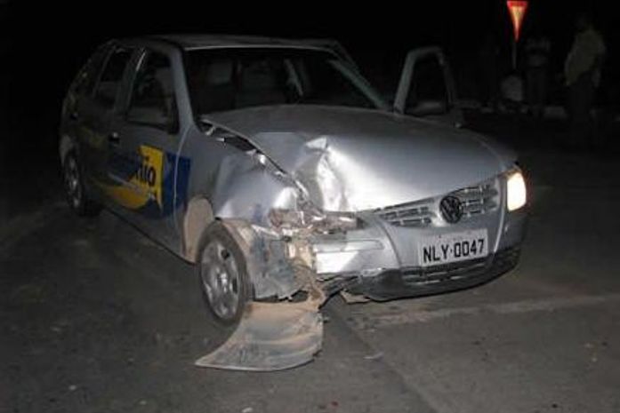 Motorista embriagado bate em carro de prefeitura do interior