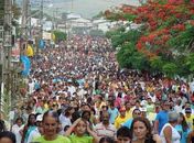 As pessoas acompanham a procissão a pé,  montadas a cavalo, de bicicletas, carros, motos, caminhões e carroças