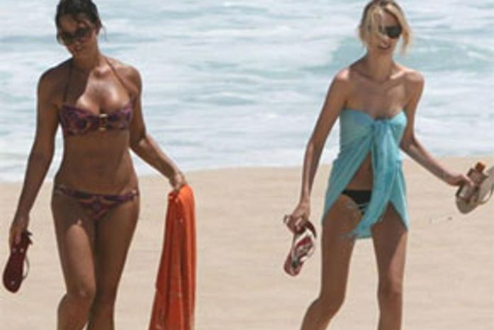 Sol: Luiza Brunet curte praia com a filha