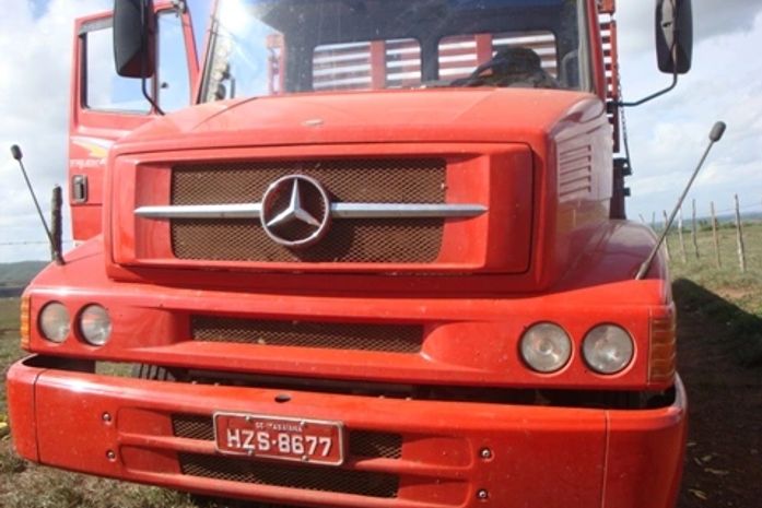 Mais um caminhão é assaltado e depenado em Igreja Nova