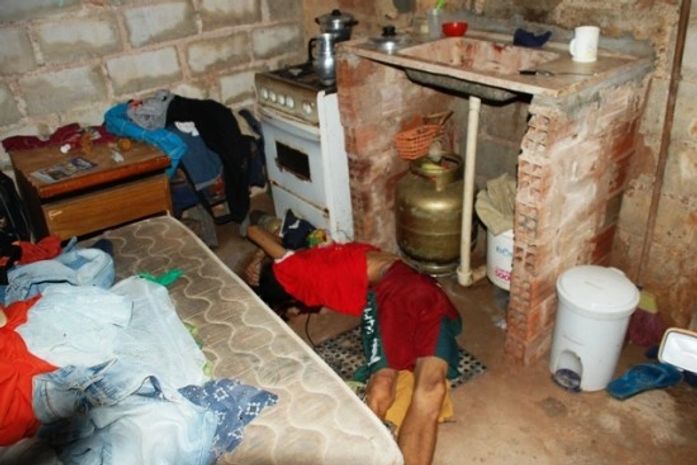 Corpo de homem é encontrado dentro de residência no Jacintinho  