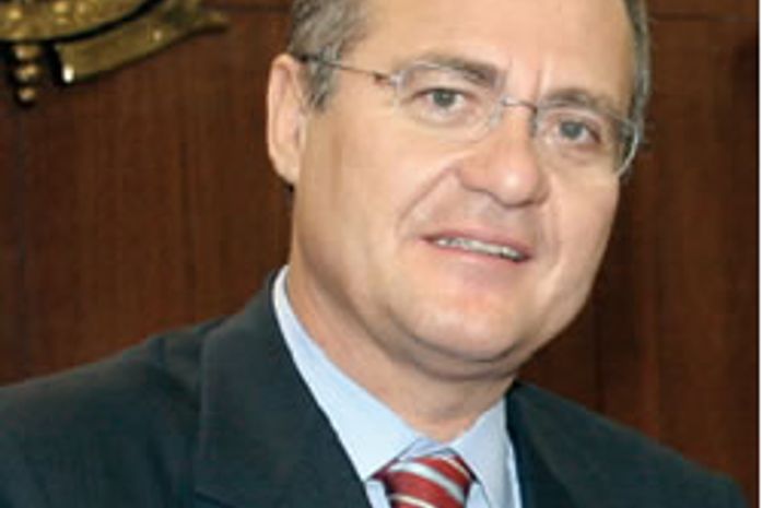 Renan cobra mais ação do governo na educação alagoana
