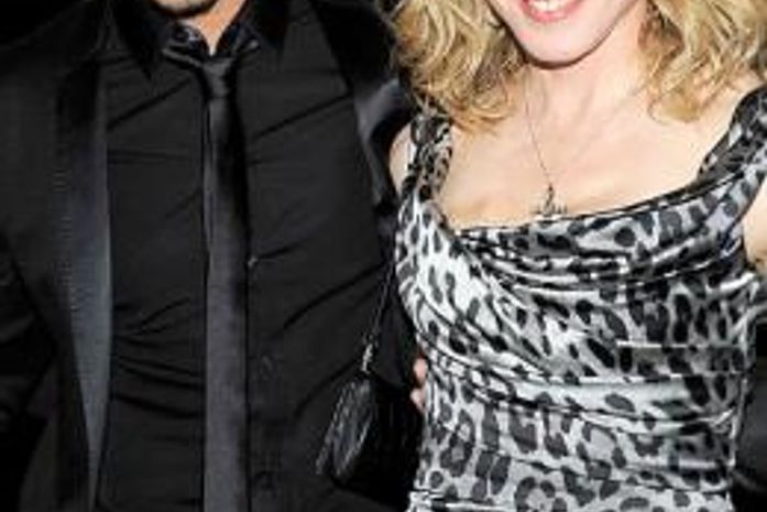 Cantora e modelo assumiram o namoro