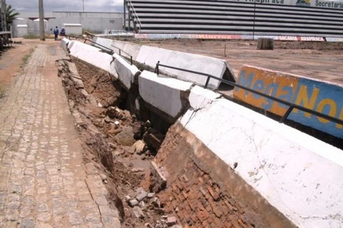 Arapiraca: Chuvas derrubam alambrado do Coaracy da Mata Fonseca