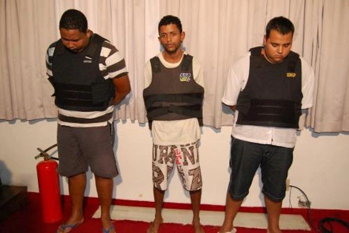 Tiago Alves (camisa listrada) tem ligação com a quadrilha, mas não participou do crime