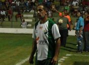 Celso Teixeira deixa clube após trocar tapas com bandeirinha