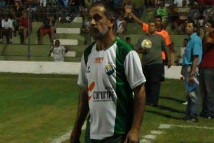 Celso Teixeira deixa clube após trocar tapas com bandeirinha