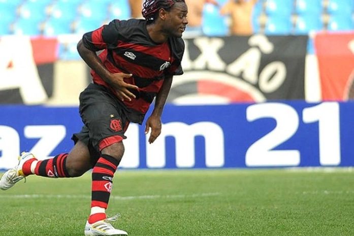 Em sua primeira vez com a camisa do Fla, Love garante a vitória rubro-negra