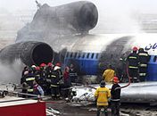  Pelo menos 46 pessoas ficaram feridas. O avião transportava 157 passageiros e 13 tripulantes