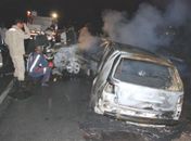 Dois carros explodem após colisão e deixam dois mortos e um ferido