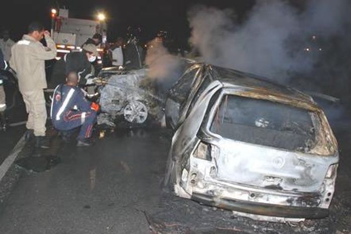 Dois carros explodem após colisão e deixam dois mortos e um ferido