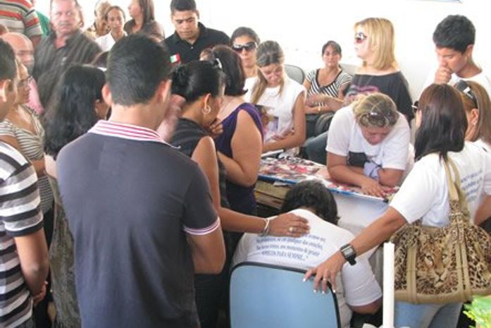 Dor e emoção no último adeus a jovem que morreu em acidente trágico próximo ao Gunga