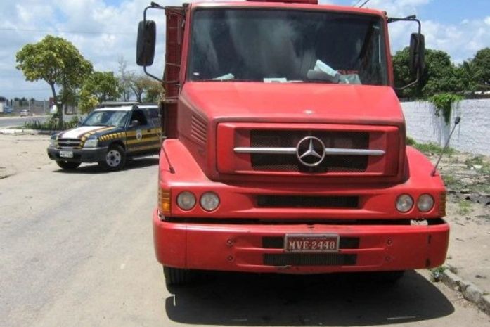 PRF: caminhão roubado é recuperado e três são presos