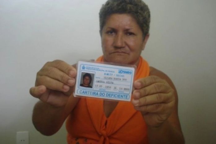 Eliana mostra carteira de deficiente