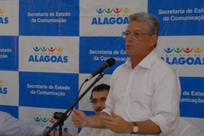 Téo reage à oposição e diz que Estado só tem recursos por estar adimplente