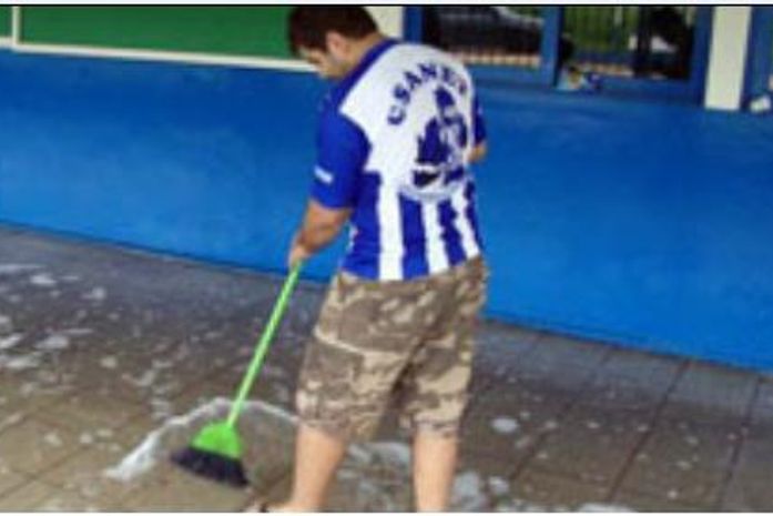 Torcedor do CSA faz mutirão e ajuda na limpeza do Mutange