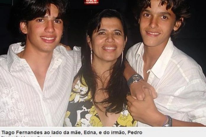 Tiago ao lado da mãe e do irmão