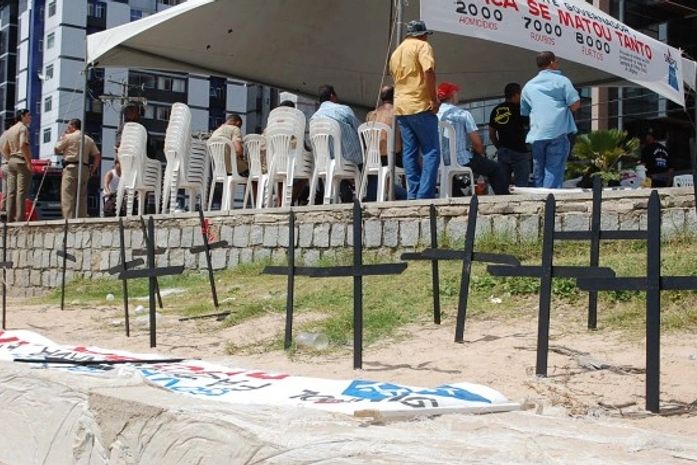 PC\'s fazem protesto com cruzes em frente residência de governador na Jatiúca