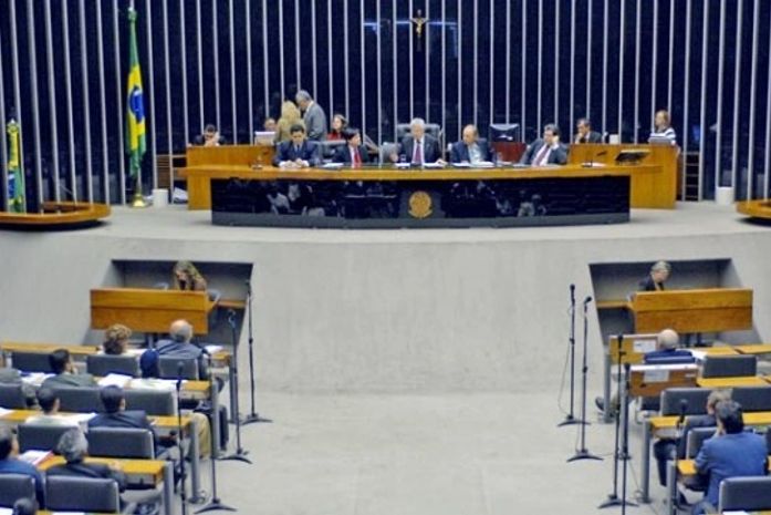 Polêmica: Projeto que proíbe fichas sujas será colocado hoje na pauta do Congresso Nacional