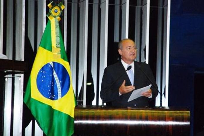 Renan diz que o PMDB convive democraticamente com a divergência