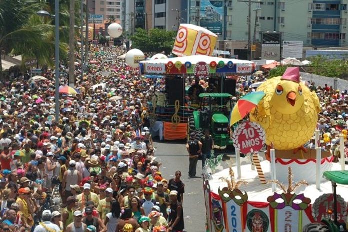Fotos: Pinto da Madrugada desfila com 150 mil foliões na Orla da Pajuçara