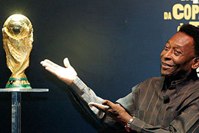 Pelé apresenta a Taça Fifa
