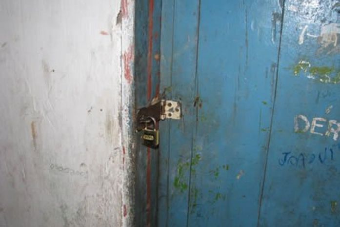 Desespero leva mãe trancar filho de dez anos em quarto com cadeado