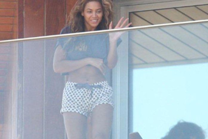 Fotos: Beyoncé aparece na varanda do quarto do hotel no Rio de Janeiro