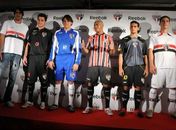 Em busca de patrocinador, São Paulo apresenta novo uniforme
