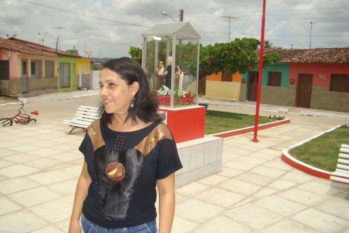 A professora Maria Cicera satisfeita com a construção da praça na sua rua