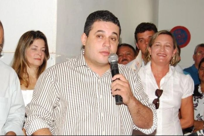 Prefeito tucano James Ribeiro