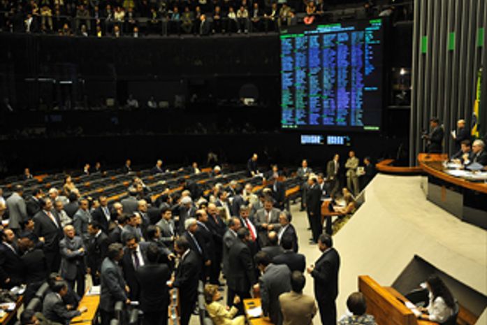 Absurdo: PEC que estende foro privilegiado a politicos sem mandatos pode ser aprovada