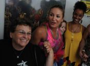 Regina (esquerda) participa de oração com Claudia Leitte antes de show em Salvador 