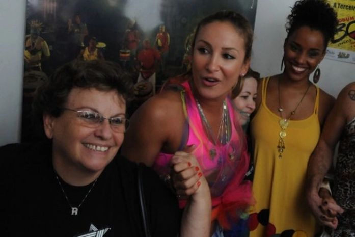 Regina (esquerda) participa de oração com Claudia Leitte antes de show em Salvador