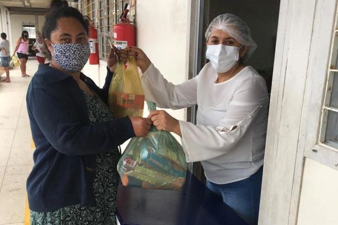 Educação de Santana do Mundaú entrega 1220 kits de gêneros alimentícios para alunos da Pequeno Príncipe