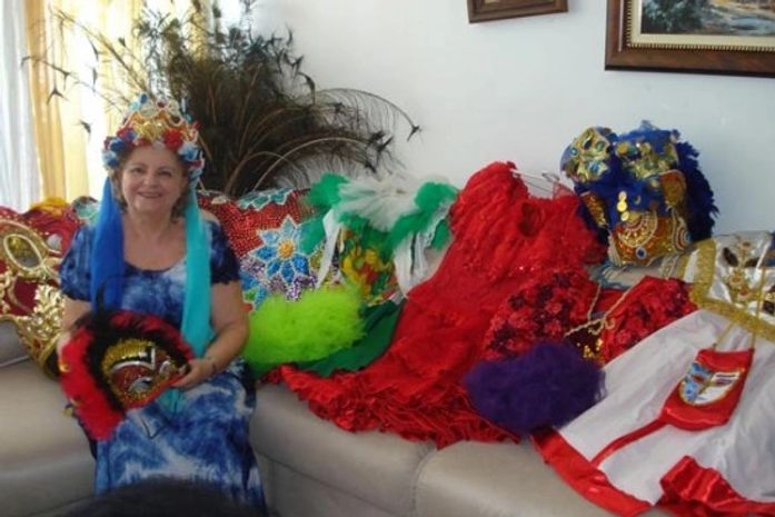 Aos 69 anos, foliã que brincar carnaval no Recife até com o pé machucado