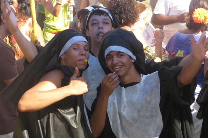 Foliões improvisam fantasias no desfile do Carmelitas