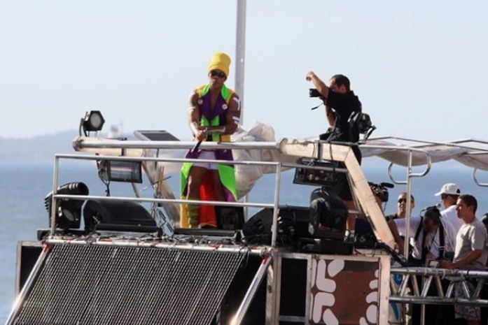 Timbalada homenageia Carlinhos Brown na folia de Salvador